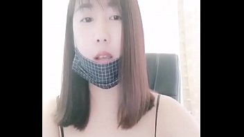 Tubuh Seksi Bergoyang Di Gogo Live