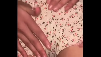 Perempuan Berhijab Muslimah Mengelus Klitoris Basahnya Dan Memuaskan Vaginanya Dengan Jari-jari Liar