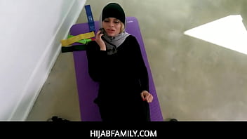 Destinasi Ngentot: Pelatih Digoyang Binal Oleh Atlet Berhijab