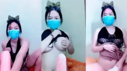 Cici Molly Mengangkang Dan Mengocek Memeknya Dengan Dildo Buah Mangga Yang Menggoda