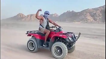 Mengocok Gairah Di Gurun Mesir, Aku Mengendarai Quadbike Dengan Liar Dan Liar, Tubuhku Bergoyang Penuh Nafsu Di Atas Sadel Yang Bergetar