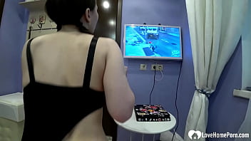 Kakak Gamer Ini Doyan Kontol Gede Yang Bikin Nafsu