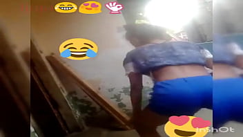 Perempuan Menggoyangkan Pantatnya Dengan Liar Di Siaran Langsung