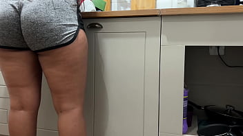 Keponakan Perempuan Tergoda Saat Mencuci Piring
