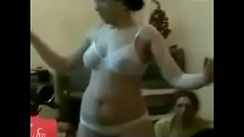Gadis Arab Berbikini Panas Menari Dengan Goyangan Menggoda