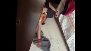 Pembantu Desi Membuka Pakaian Dengan Genit