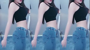 Cô Nàng Trung Hoa đắm Mình Trong Vũ điệu Quyến Rũ, Cơ Thể Uốn Lượn đầy Gợi Cảm