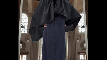 Mencoba Abaya Dan Hijab Dengan Gaya Yang Menggoda
