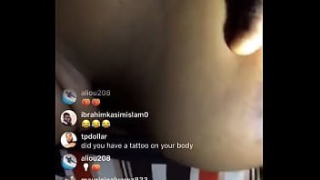Payudara Besar Di Live Instagram Merangsang Putingnya