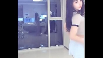 Tarian Menggoda Angela Manjusaka, Si Streamer Seksi Dari Tiongkok