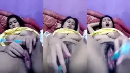 Gadis Berbodi Seksi Menggoda Dengan Getaran