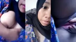 Gadis Berhijab Cantik Pamer Memek Montok