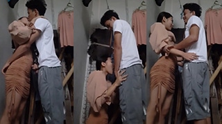 Kakak Dan Adek Main Di Rumah Saat Sepi