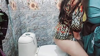 Pembantu India Dihardiki Di Kamar Mandi Oleh Majikan Dengan Lelucon Kotor Hindi Yang Menggairahkan