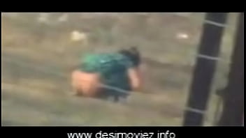 Gadis Desi Buang Hajat Di Alam Terbuka