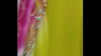 Gadis India Yang Menggoda Dengan Liku-liku Tubuhnya Yang Memikat