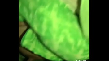 Tante Desi Menggesekkan Puting Susu Besarnya Ke Batang Penis