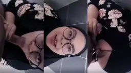 Jilbab Hitam Terguling Di Kamar Mandi