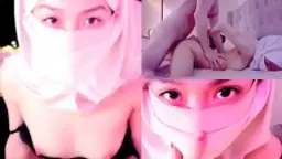 Jilbab Putih Dalam Posisi Menyundul Dari Belakang