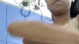 Tayangan Eksplisit Mandi Telanjang Di Kamar Mandi