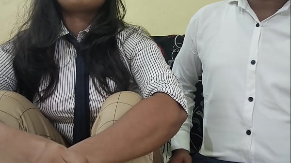 नौकरी के पहले दिन ही देसी नई लड़की को बॉस ने ऑफिस में ही डेस्क पर लिटाकर चोदा।
