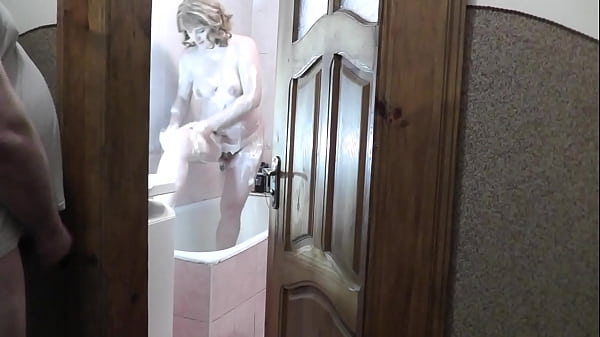 Anak Tiri Mandi, Ayah Tiri Mengintip, Masturbasi Dan Ejakulasi Di Bawah Pintu Kamar Mandi