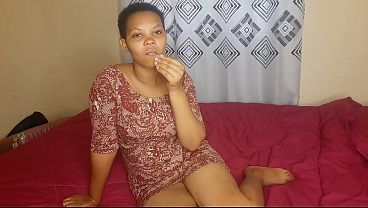Ibu Menggoda Diri Di Kamar Tidurnya Dengan Kemesraan Yang Menggairahkan