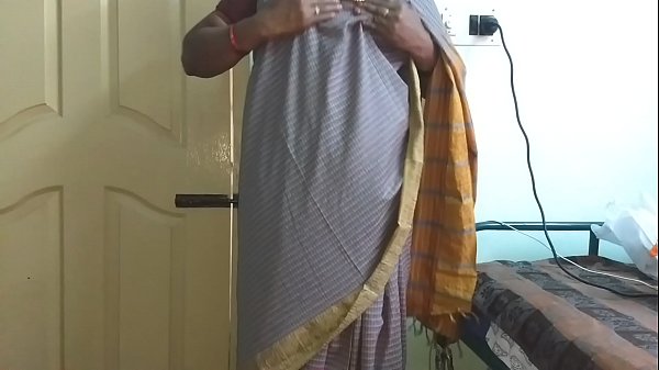 Desi Istri Nakal Dari India, Mengenakan Saree Abu-abu, Memamerkan Payudara Besar Dan Memamerkan Memek Yang Sudah Dicukur, Meremas Payudara Dan Menggosok Klitoris Hingga Masturbasi