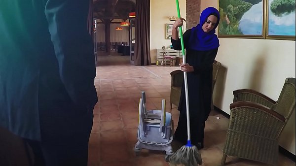 Pekerjaan Sederhana, Bayaran Istimewa: Kisah Petugas Kebersih Dan Atasannya Yang Tak Tahan Godaan