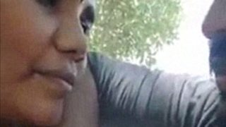 Eksekutif It Tamil Yang Panas Menggoda Kontol Pacarnya Di Taman