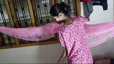 Desi Bhabhi Menggoda Kekasihnya Yang Bergajah Untuk Main Keras Di Rumah Saat Siang Bolong