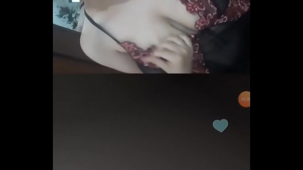 Menggoda Di Depan Kamera Live Dengan Gerakan Yang Memikat.