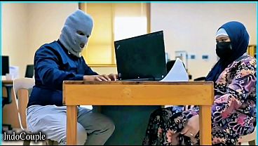 Istri Berhijab Yang Rajin Ibadah Ternyata Diam-diam Menggoyang Kontol Teman Kantor, Sementara Sekretarisnya Lagi Asyik Mengocok Memek Pakai Vibrator Sampai Basah Kuyup.