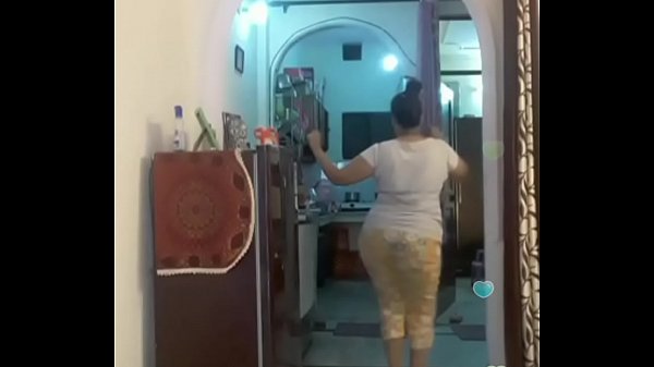 Bokep India: Bhabi Seksi Goyang Pantat Dan Payudara Di Bigo Live