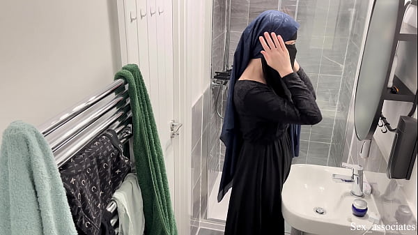 Astaga, Baru Tahu Cewek Arab Bisa Sebegitunya. Gue Nemu Cewek Muslim Berjilbab Lagi Asyik Sendiri Di Kamar Mandi.