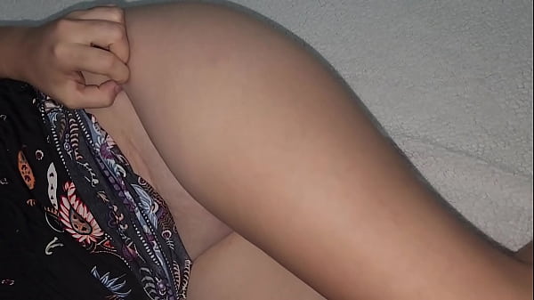 Adik Tiriku Yang Seksi, Pamer Pantat Saat Nonton Tv Bersama