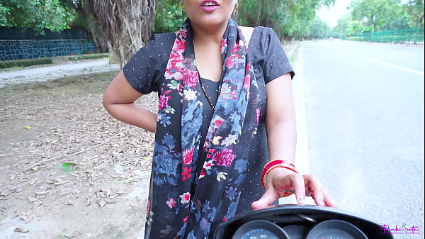 Bhabhi India Yang Panas Melayani Klien Di Pinggir Jalan, Digoyang Dari Belakang Dengan Suara Erotis Bahasa Hindi.