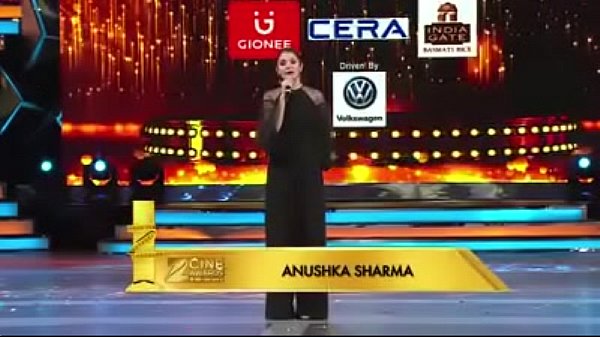 Gadis India Yang Menggoda Dengan Lekuk Tubuh Yang Memukau