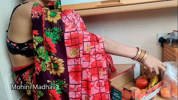 भारतीय देसी फल बेचने वाली गर्म औरत ने ग्राहक से सौदेबाजी करते हुए जमकर चुदाई की मस्त हिंदी ऑडियो