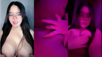 Berkacamata, Bella Ngangkang Bocorkan Mango Mekinya Yang Menggoda