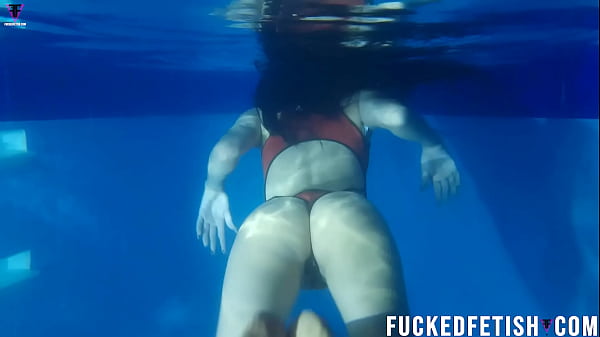 Helen Bintang, Bergaya Seksi Di Kolam Malam Dengan Pakaian Renang Yang Menggoda