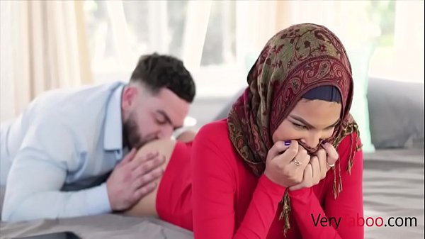 Maya Farrell: Adik Tiri Perawan Berhijab Yang Kuhamili