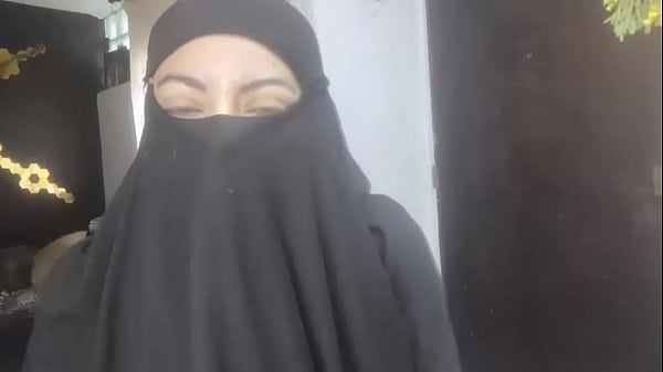 Istri Arab Amatir Yang Menggairahkan Mencucurkan Cairan Pada Niqabnya Sambil Bermasturbasi Saat Suami Sedang Shalat