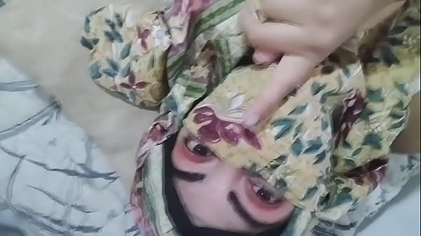 Istri Arab Berjilbab Menggairahkan Mengocok Memek Basah Sembur Sampai Klimaks Saat Suami Sedang Sholat Di Ruang Lain