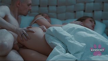 Ayah Tiri Bakal Ngentot Dan Ejakulasi Di Dalam Jessie Ames, Anak Tirinya, Di Ranjang Yang Sama Saat Ibu Tirinya Nonton?
