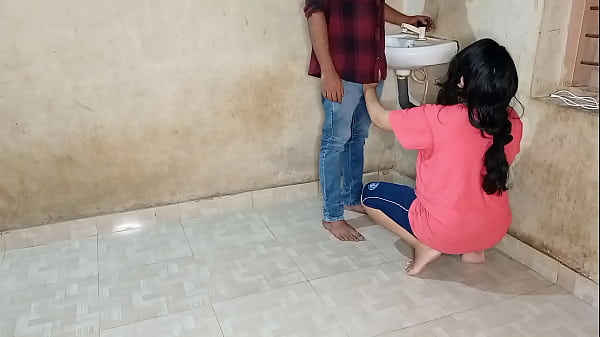 भाभी ने जवान प्लंबर से चुदवाकर अपनी गीली चूत की तड़प शांत की! हॉट हिंदी मूवी