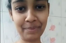Desi Melepas Kutang Sendiri Di Selfie Seksi
