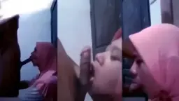 Pembantu Jilbab Hisap Kontol Sampai Muncrat