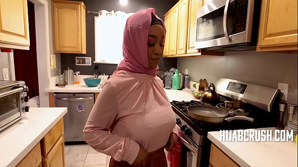 Curvy Ebony Berhijab Ngegas Kayak Ahli- Lily Starfire