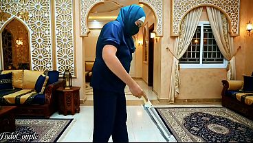Pembantu Indonesia Berjilbab Disuruh Nyedot Kontol Majikan Sampe Habis